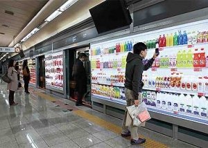 Un magasin virtuel à Séoul dans le métro . Crédit : Marko Derksen/Flickr