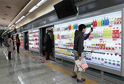 Un magasin virtuel à Séoul dans le métro . Crédit : Marko Derksen/Flickr